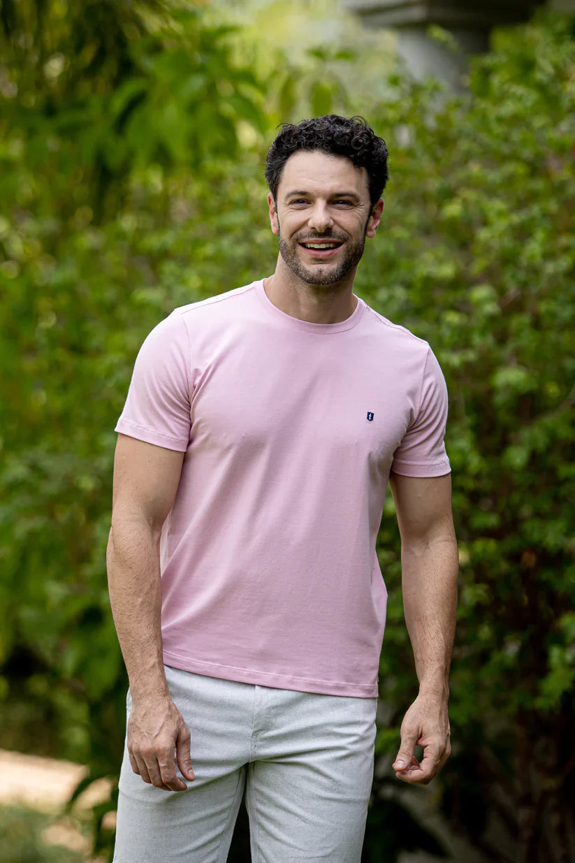 Como montar looks com uma camiseta básica masculina
