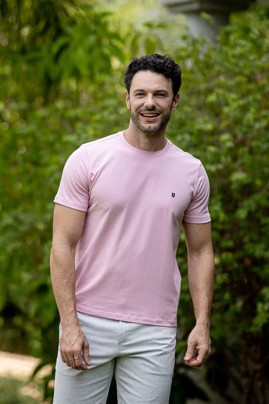 Como montar looks com uma camiseta básica masculina