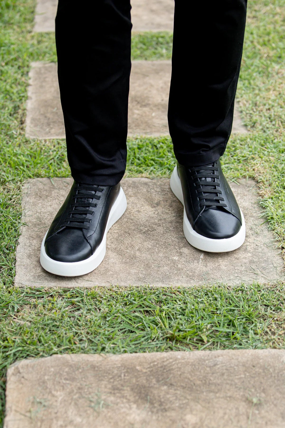 Tênis All Black x Preto e Branco: Qual Escolher