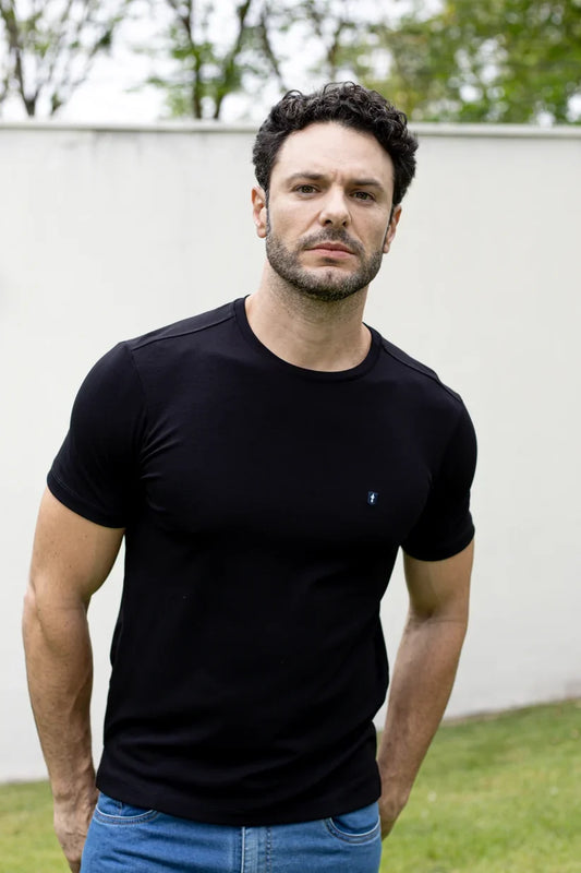 A versatilidade da camiseta preta sem estampa