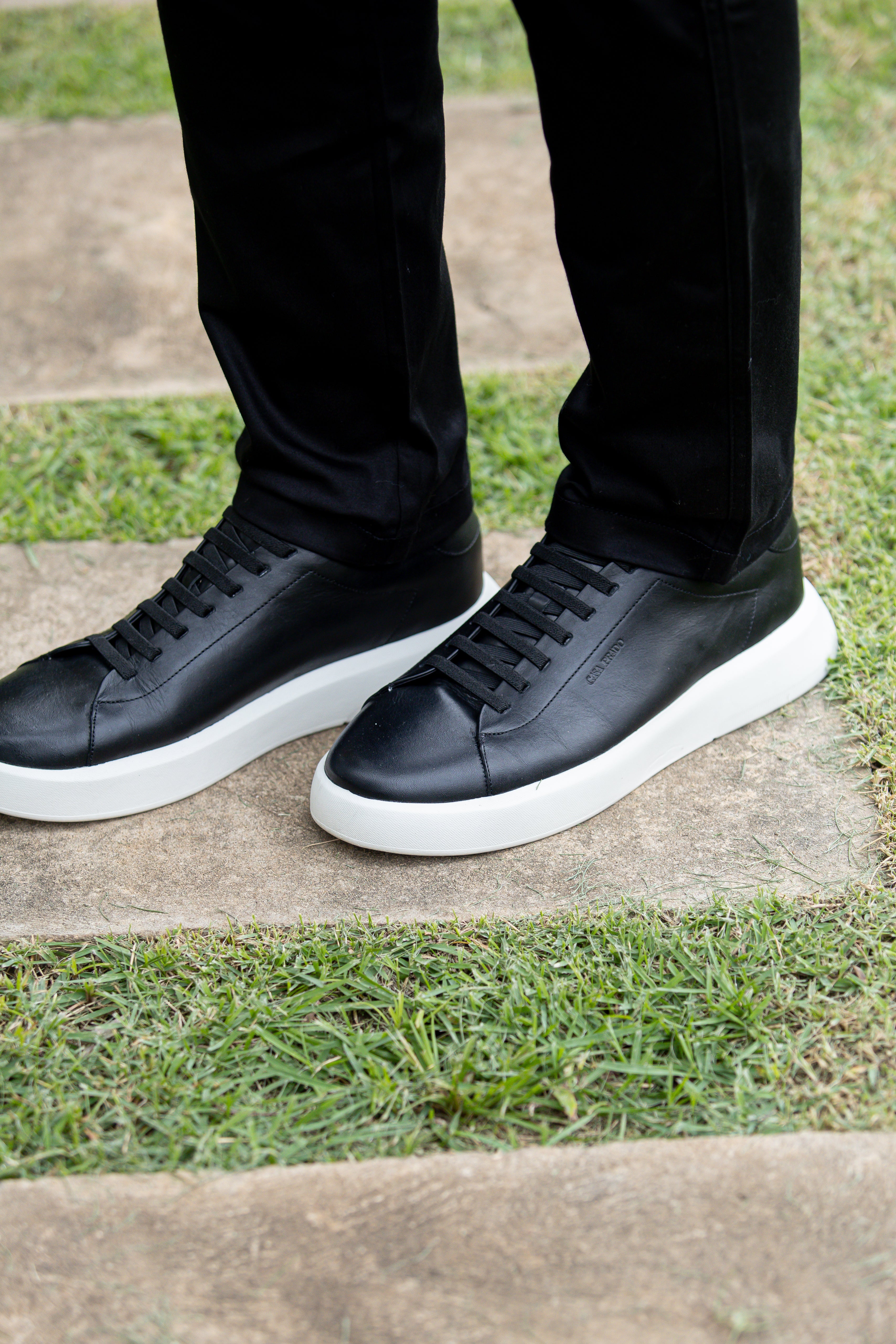 Tênis Casual Preto e Branco