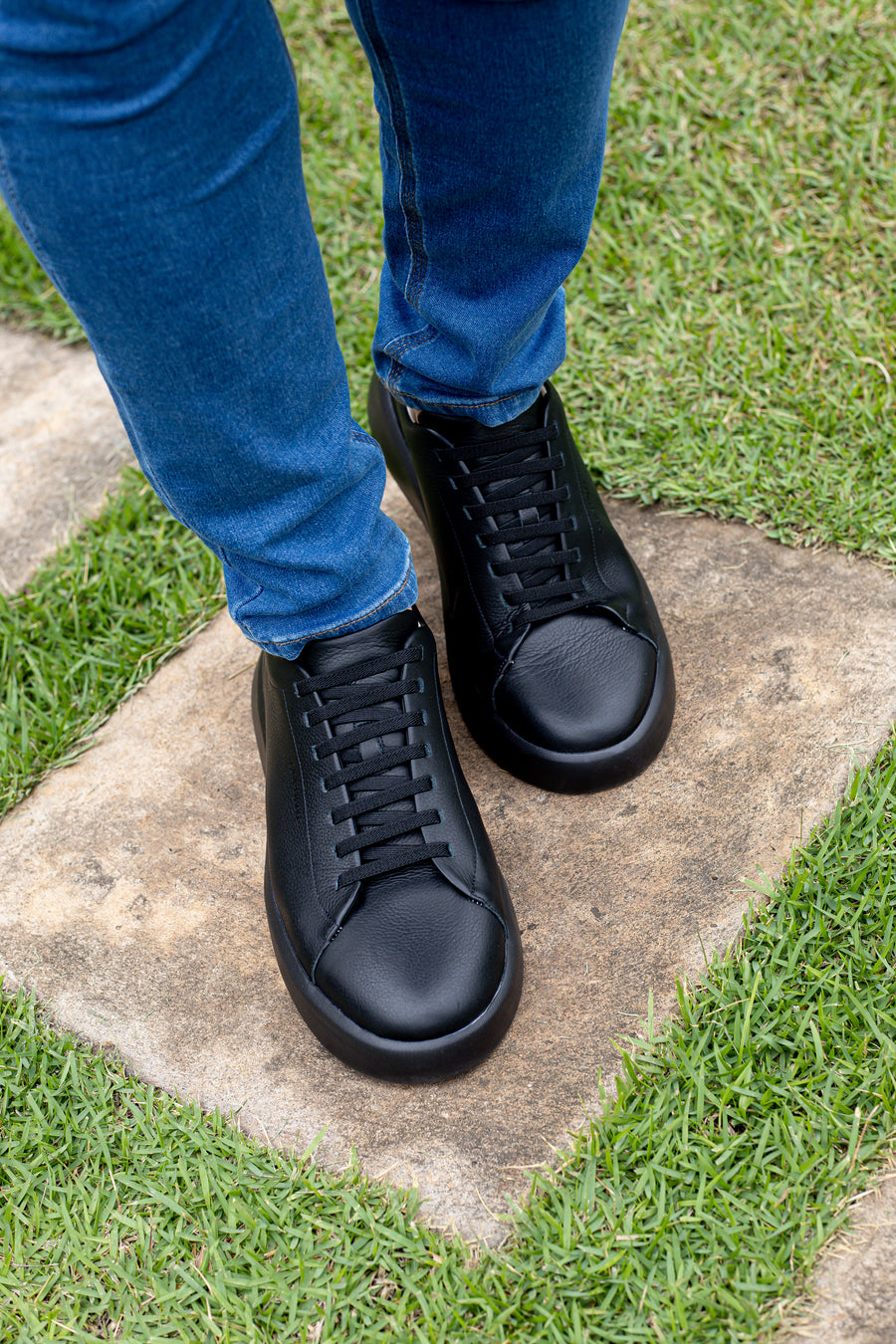Tênis casual all black da Casa Prado, com calça jeans
