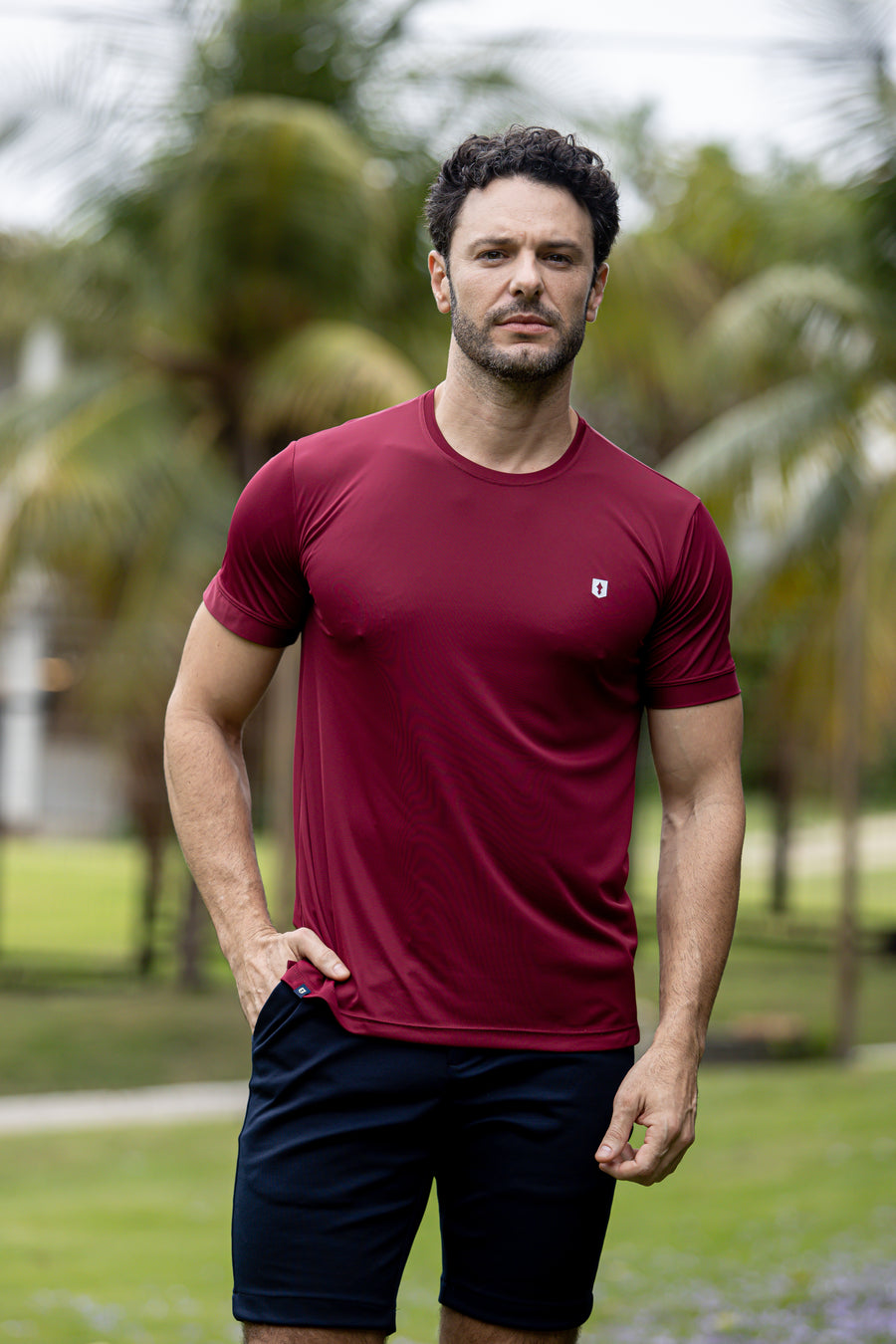 Camiseta Dry Fit Lisa masculina vinho, com bermuda azul-marinho